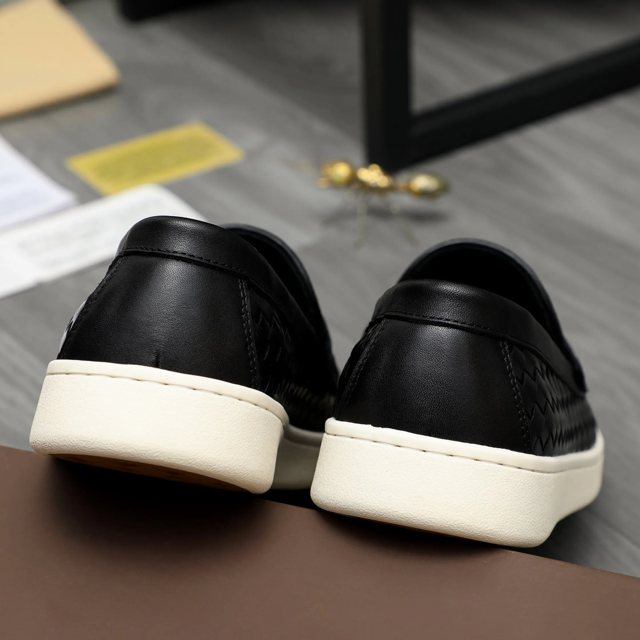 Men's shoes 💰500 Product trademark: BV "Bottega Veneta" woven slip-on casual men's shoes Regular size: 38-45 (custom-made 45 non-returnable) Product materials: Selected woven cowhide upper, cowhide lining, rubber outsole